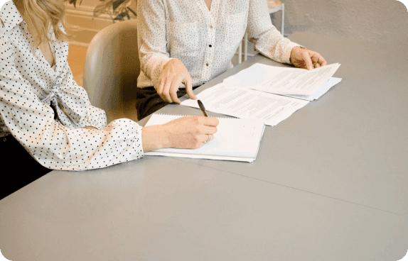 Peple discuss business structure in Dubai